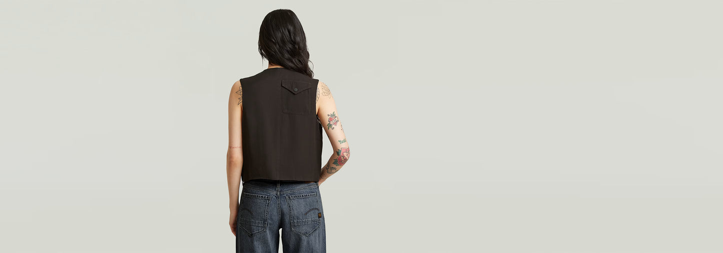 Chaleco Pocket visto desde atrás, diseño elegante con cierre de botón y bolsillos funcionales.