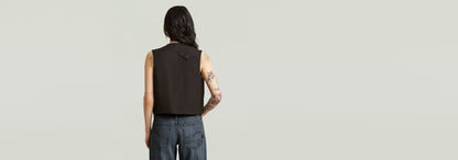 Chaleco Pocket visto desde atrás, diseño elegante con cierre de botón y bolsillos funcionales.