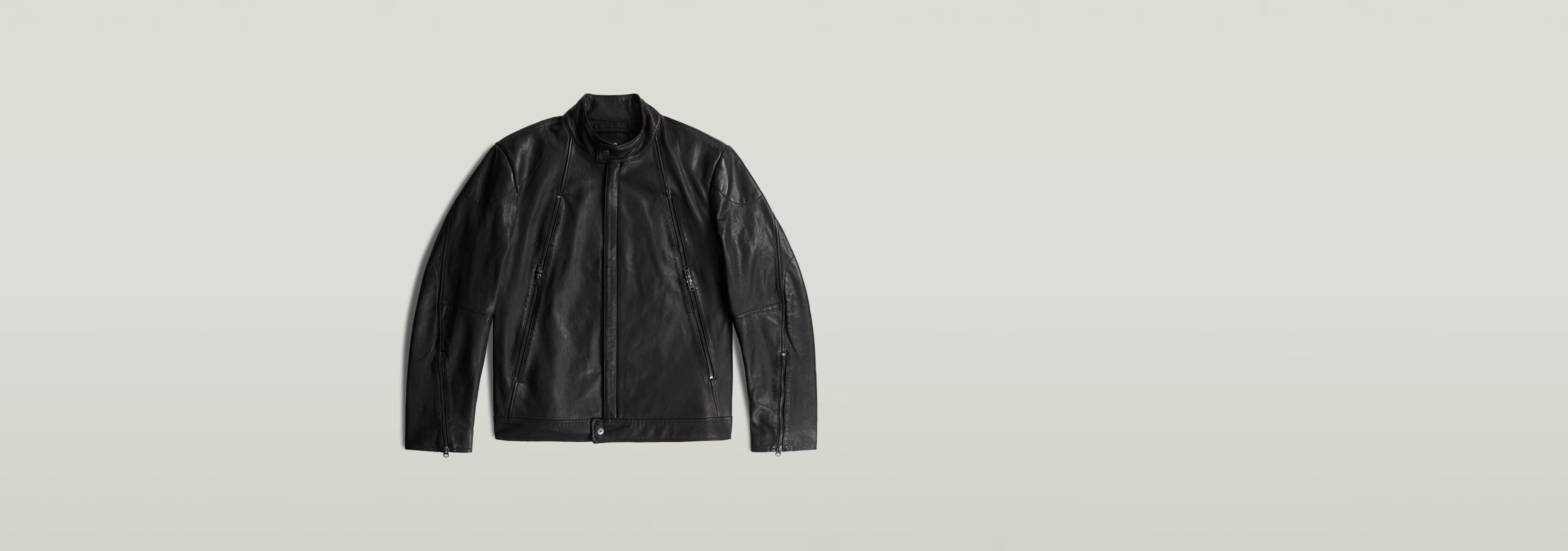 Chaqueta Biker Leather de cuero negro con cuello alzado y cierre de cremallera, diseño moderno y entallado.