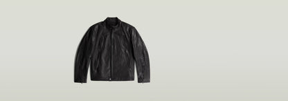Chaqueta Biker Leather de cuero negro con cuello alzado y cierre de cremallera, diseño moderno y entallado.