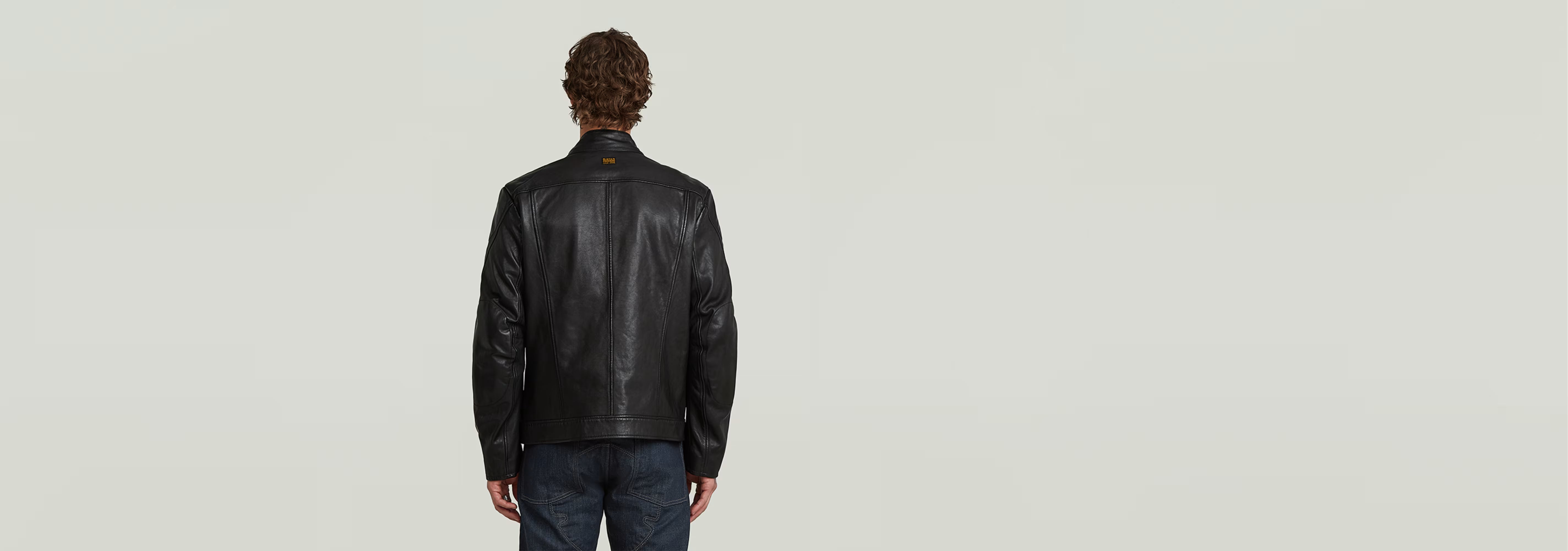 Chaqueta Biker Leather vista trasera de perfil con cuello alzado y cierre de cremallera