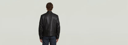 Chaqueta Biker Leather vista trasera de perfil con cuello alzado y cierre de cremallera