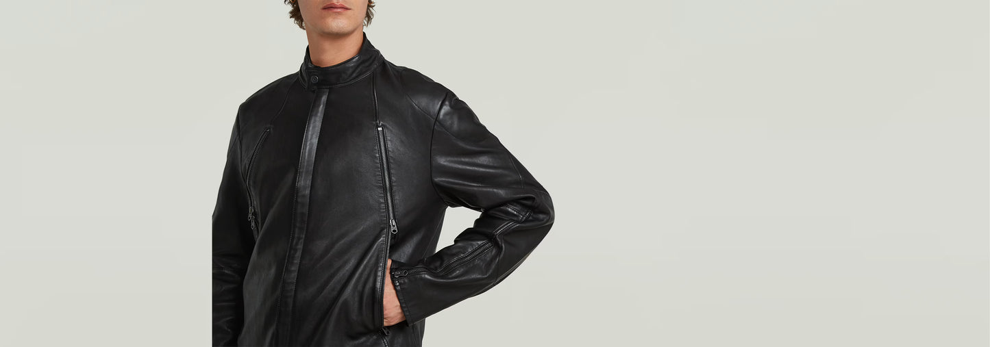 Chaqueta Biker Leather en color negro con diseño elegante y cuello alzado, ideal para un look moderno.