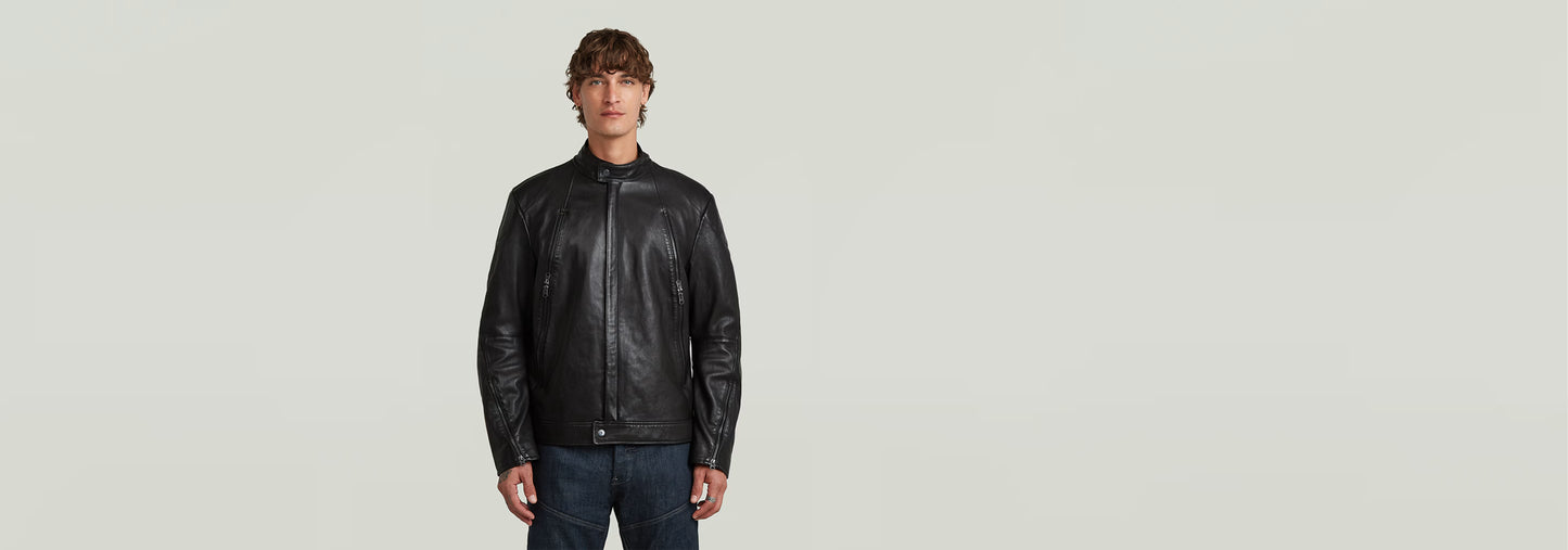 Hombre usando una chaqueta Biker Leather de cuero negro con cuello alzado y cierre de cremallera.