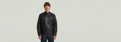 Hombre usando una chaqueta Biker Leather de cuero negro con cuello alzado y cierre de cremallera.