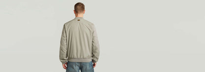 Vista trasera de la Chaqueta Bomber Unpadded en color gris, sin relleno, con corte recto y cuello acanalado.