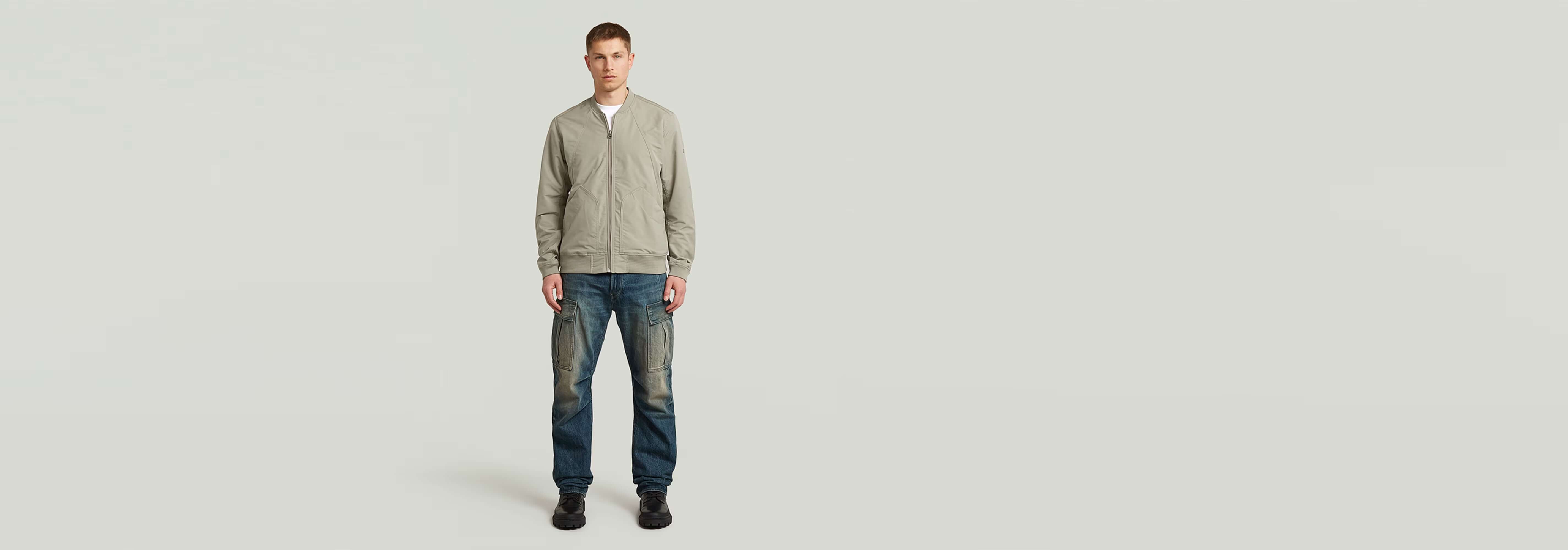 Hombre vestido con chaqueta Bomber Unpadded en fondo claro, resaltando el estilo moderno y casual.
