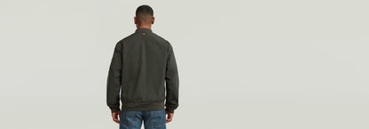Chaqueta Bomber Unpadded vista trasera con corte recto y cómodo en color oscuro.