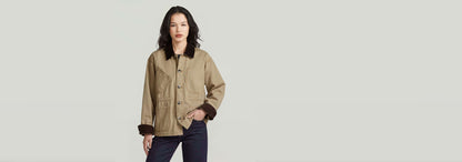 Chaqueta Boyfriend Barn en color beige, diseño holgado con cuello de camisa y varios bolsillos funcionales.
