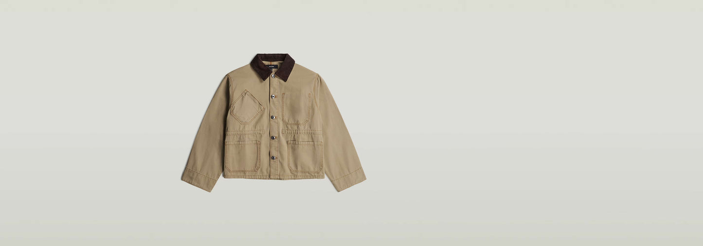 Chaqueta Boyfriend Barn en color beige, con corte holgado, cuello de camisa y varios bolsillos funcionales.