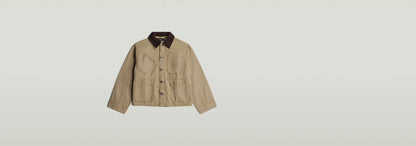 Chaqueta Boyfriend Barn en color beige, con corte holgado, cuello de camisa y varios bolsillos funcionales.