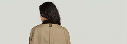 Mujer de espaldas luciendo la chaqueta Boyfriend Barn con diseño clásico y elegante.