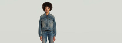 Mujer usando una Chaqueta encogida Boxy de denim greencast, con un diseño moderno y corte relajado.