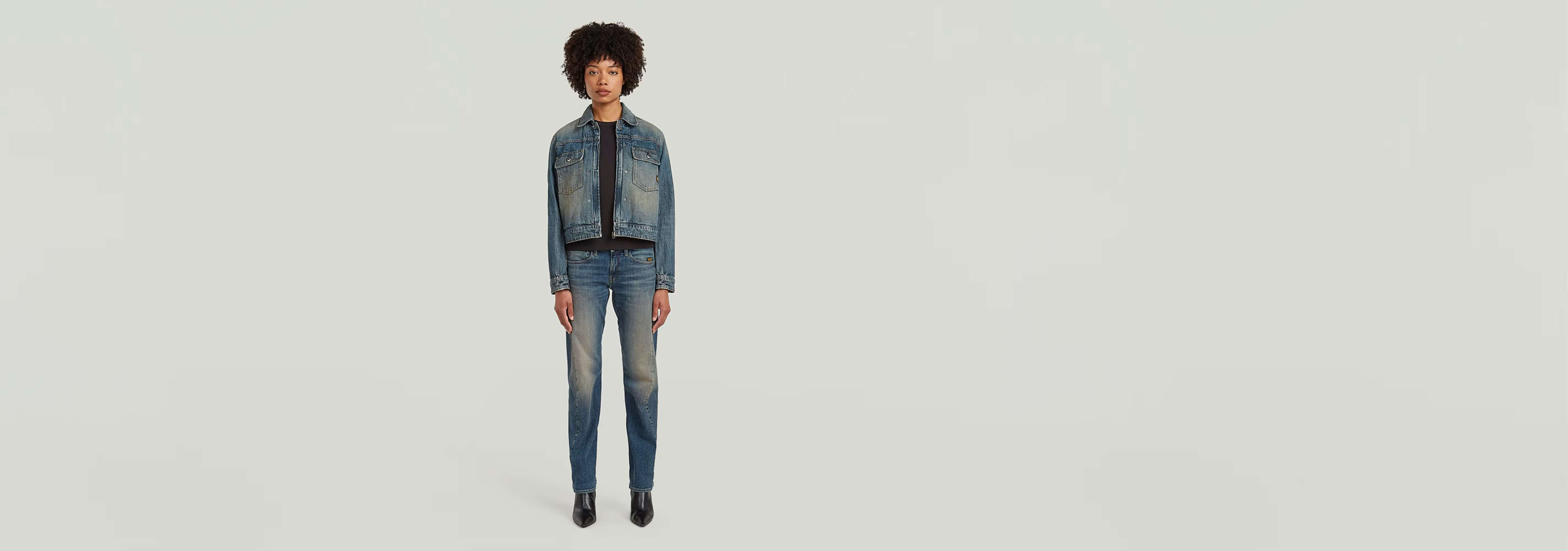 Mujer con chaqueta encogida Boxy de denim greencast y jeans índigo, mostrando un estilo moderno y relajado.
