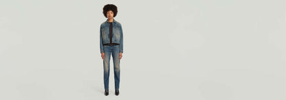 Mujer con chaqueta encogida Boxy de denim greencast y jeans índigo, mostrando un estilo moderno y relajado.