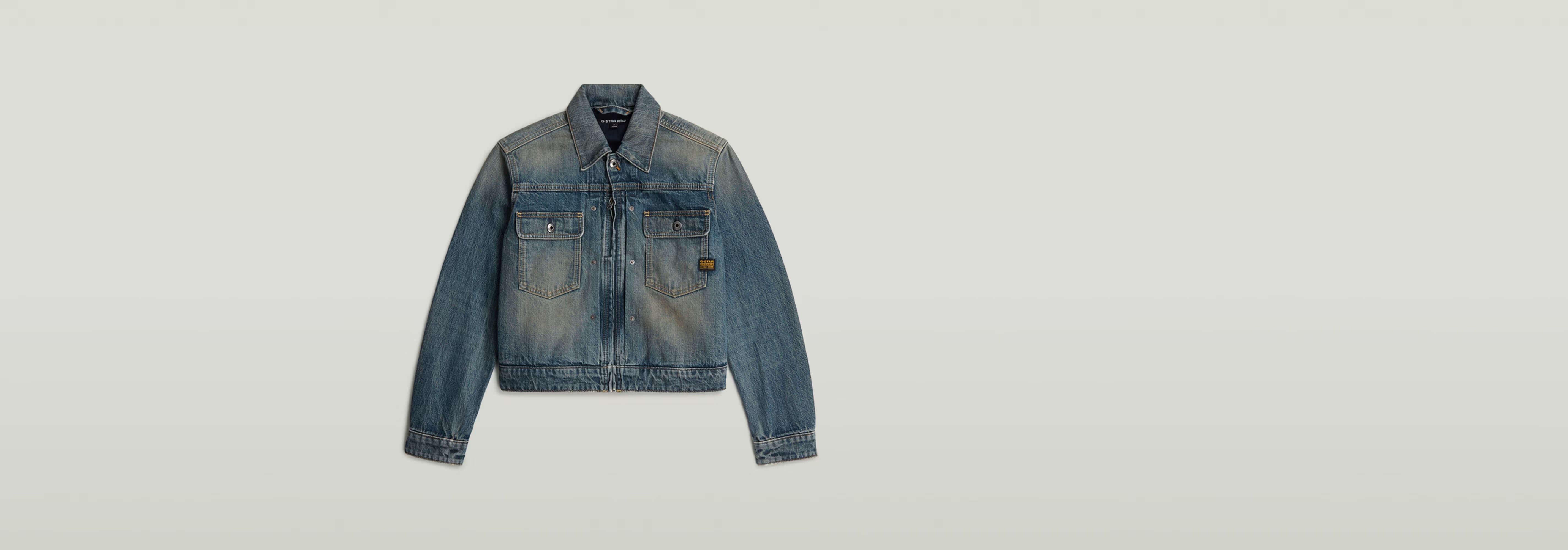 Chaqueta encogida Boxy en denim greencast con un acabado único y cuello de camisa clásico.