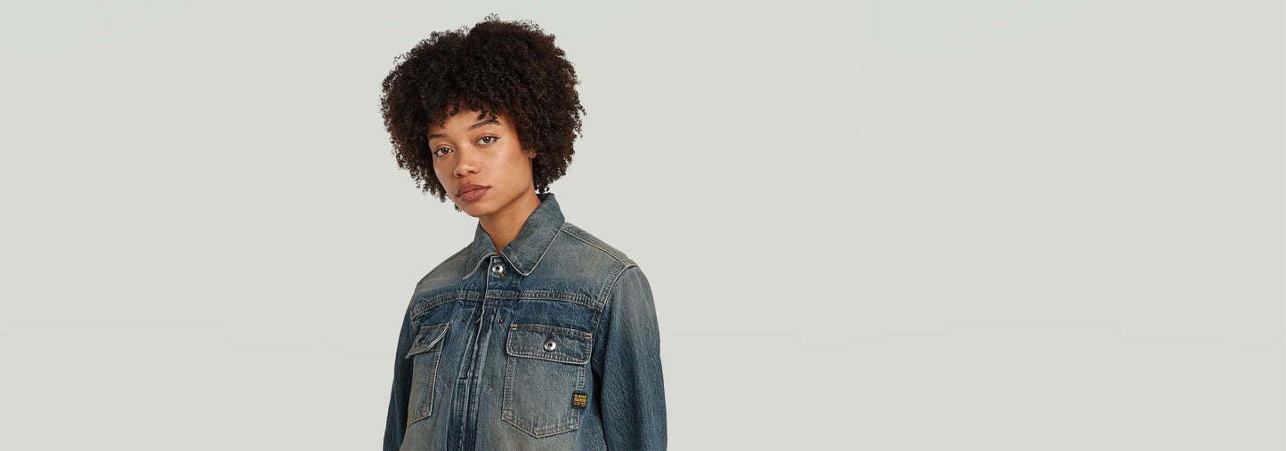 Chaqueta encogida Boxy en denim greencast con un corte relajado y bolsillo clásico.
