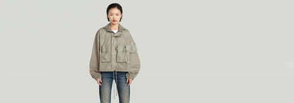 Chaqueta Field en color gris, corte extragrande, con cuello alzado y dos grandes bolsillos frontales.