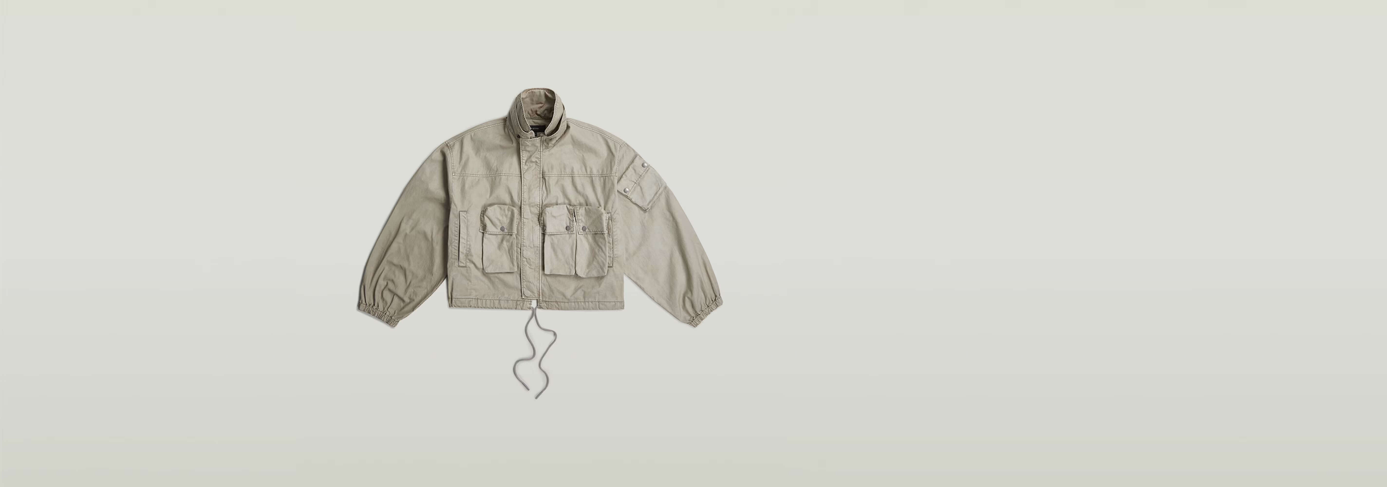 Chaqueta Field de corte extragrande con cuello alzado y dos bolsillos grandes en color beige.