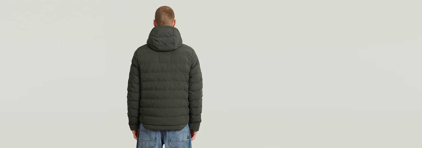 Chaqueta Foundation Hooded Liner vista trasera en color negro, diseño acolchado y con capucha.