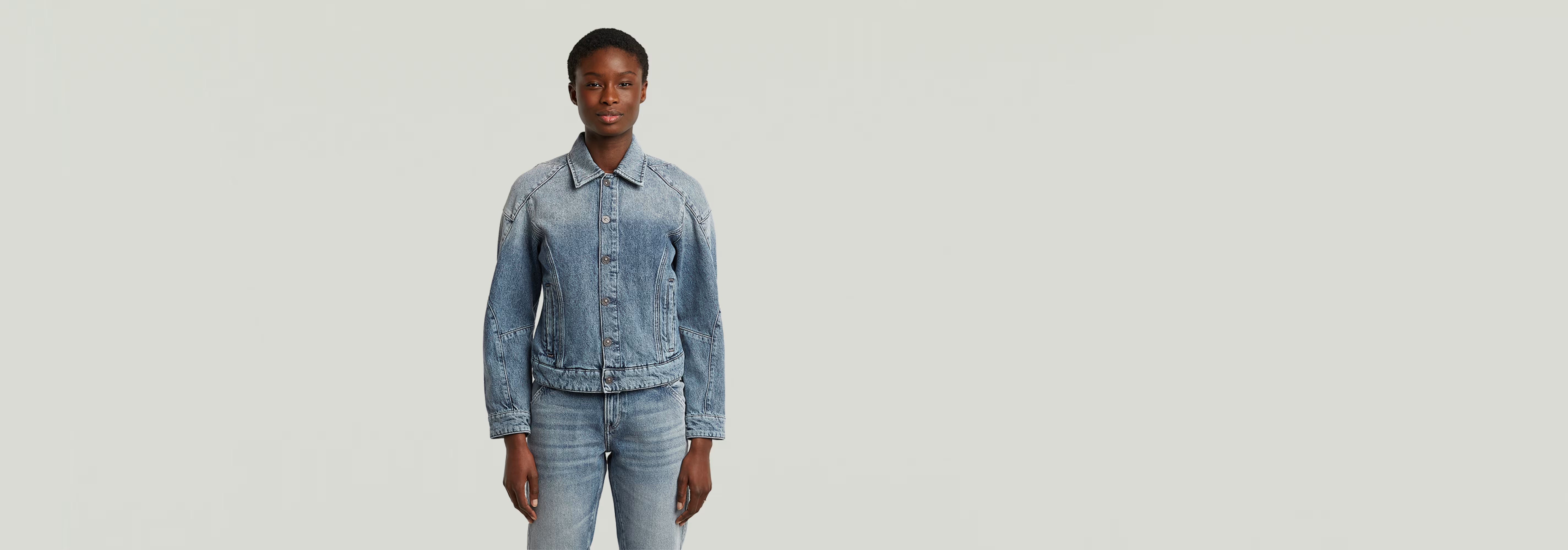 Mujer usando la chaqueta Kitoh 3D en un fondo claro, mostrando su diseño anatómico y moderno.