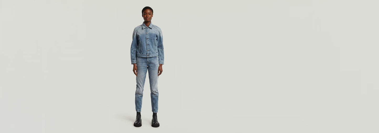 Mujer usando la chaqueta Kitoh 3D de G-STAR, combinada con jeans. Estilo contemporáneo y ajuste perfecto.