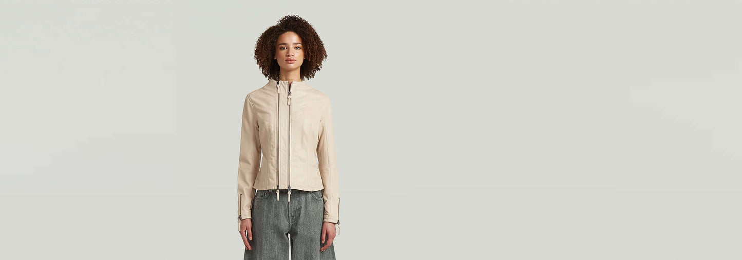 Chaqueta Lynn Leather Biker, modelo de mujer con corte ajustado y cuello alzado, material de piel de grano de oveja.