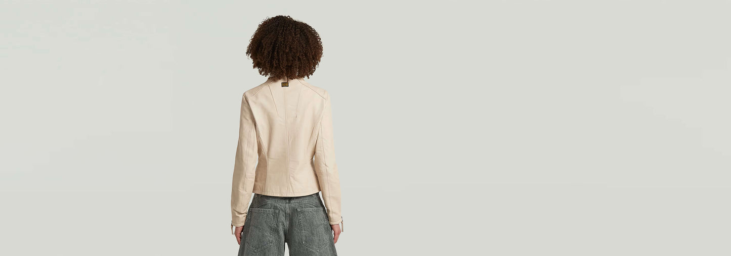 Chaqueta Lynn Leather Biker vista trasera, cuero de grano de oveja, diseño ajustado y moderno.