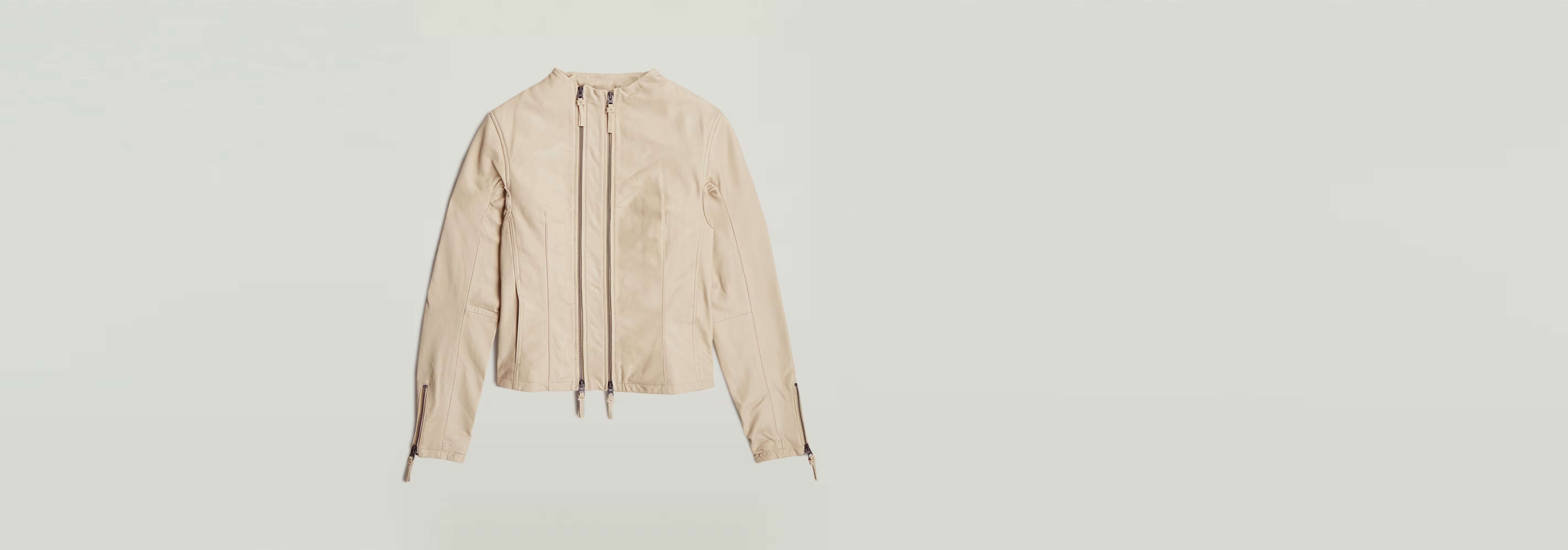 Chaqueta Lynn Leather Biker en color beige, con cuello alzado y cierre de cremallera elegante.