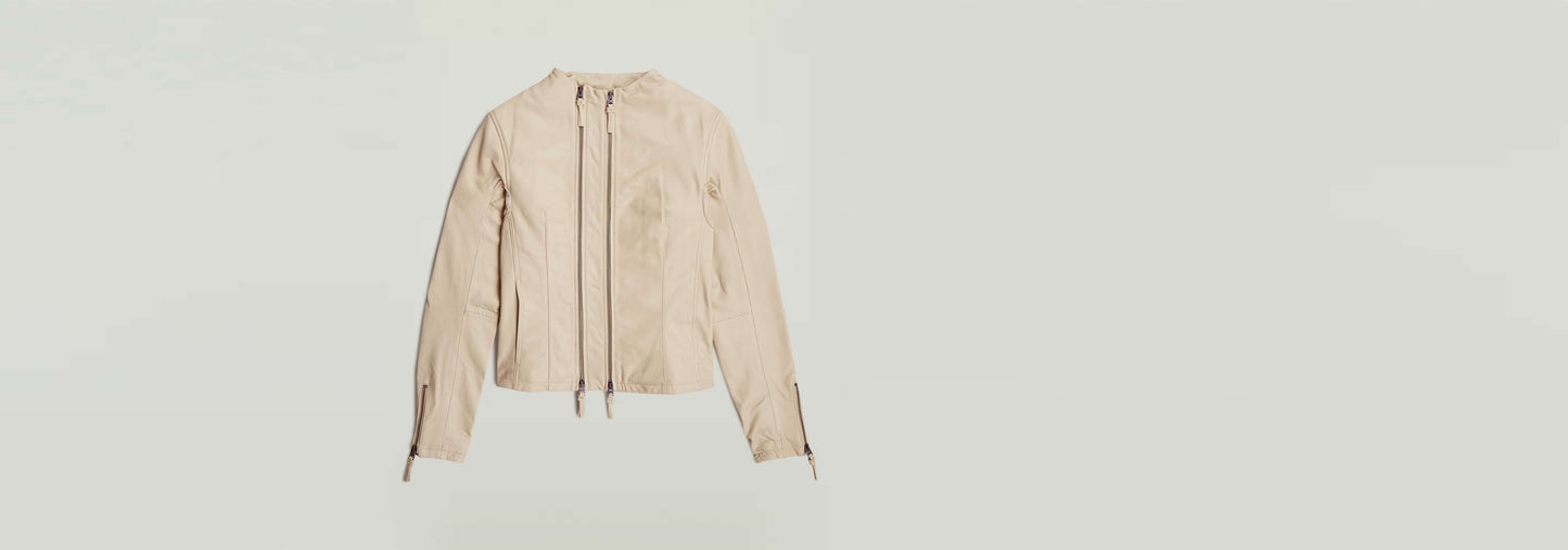 Chaqueta Lynn Leather Biker en color beige, con cuello alzado y cierre de cremallera elegante.