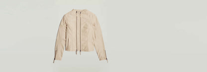 Chaqueta Lynn Leather Biker en color beige, con cuello alzado y cierre de cremallera elegante.