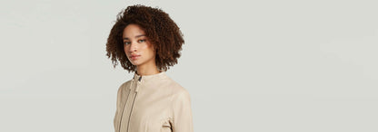 Mujer luciendo la Chaqueta Lynn Leather Biker, cuero de primera calidad y corte ajustado, elegante y moderno.
