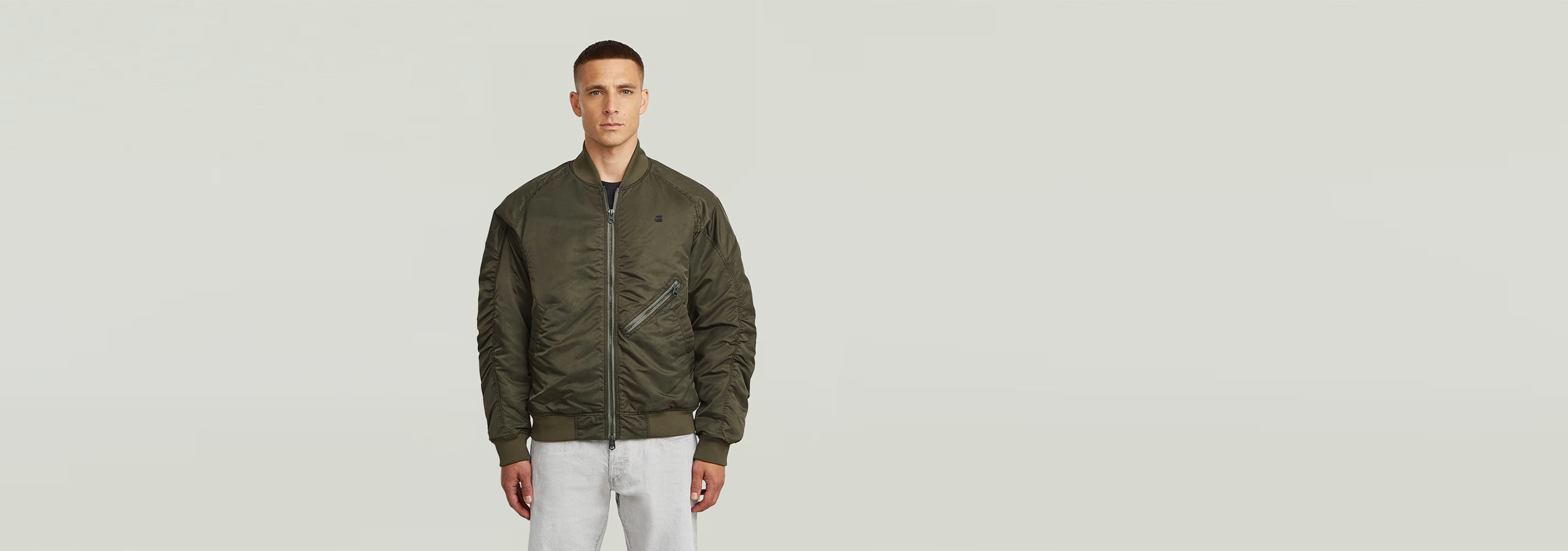 Modelo luciendo la chaqueta GA-1 Lightweight Padded Bomber en color verde, con diseño acolchado moderno.