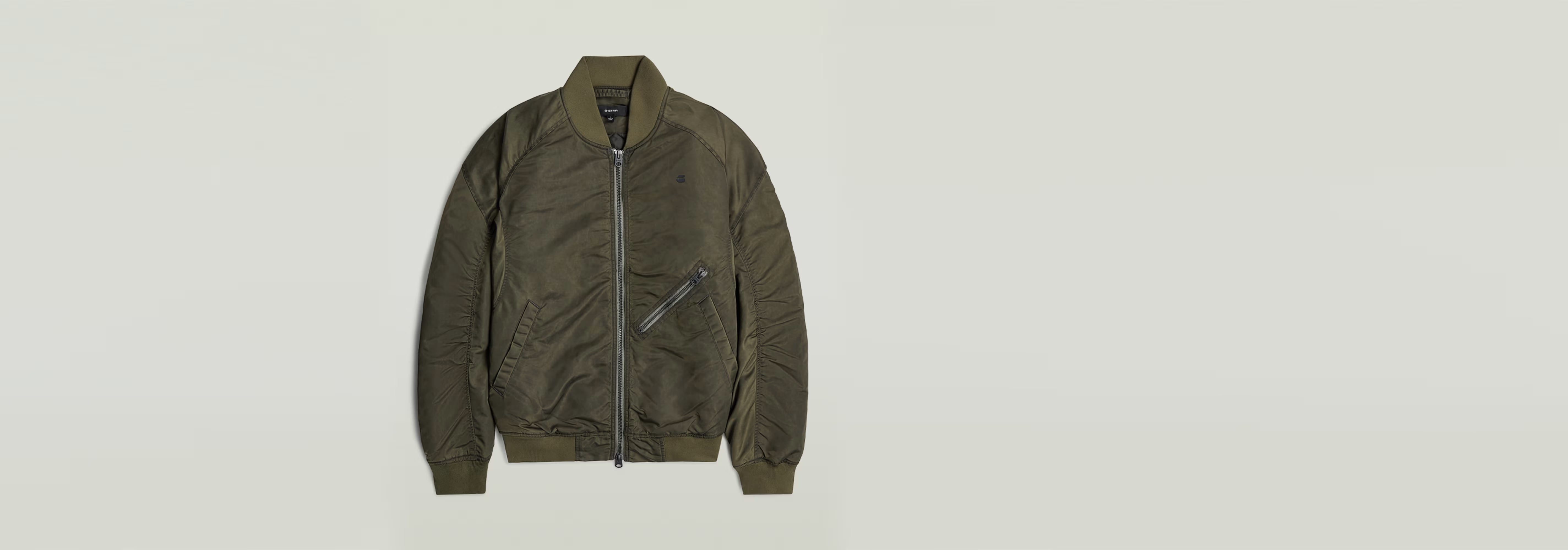 GA-1 Lightweight Padded Bomber en color verde olivo con cierre de cremallera y diseño acolchado moderno.