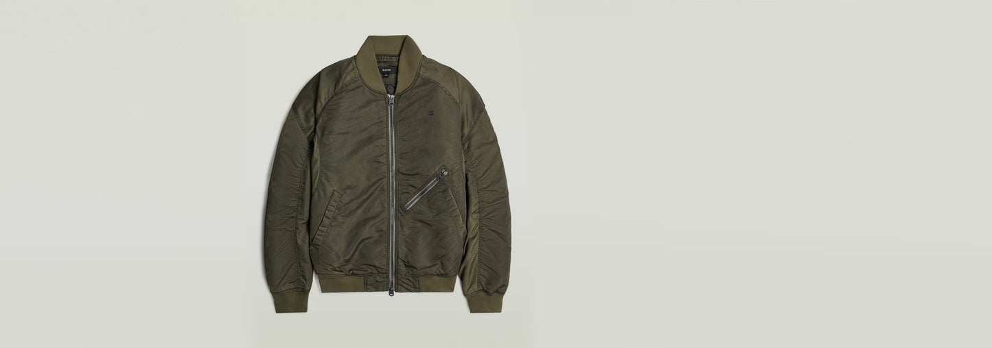 GA-1 Lightweight Padded Bomber en color verde olivo con cierre de cremallera y diseño acolchado moderno.
