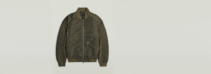 GA-1 Lightweight Padded Bomber en color verde olivo con cierre de cremallera y diseño acolchado moderno.