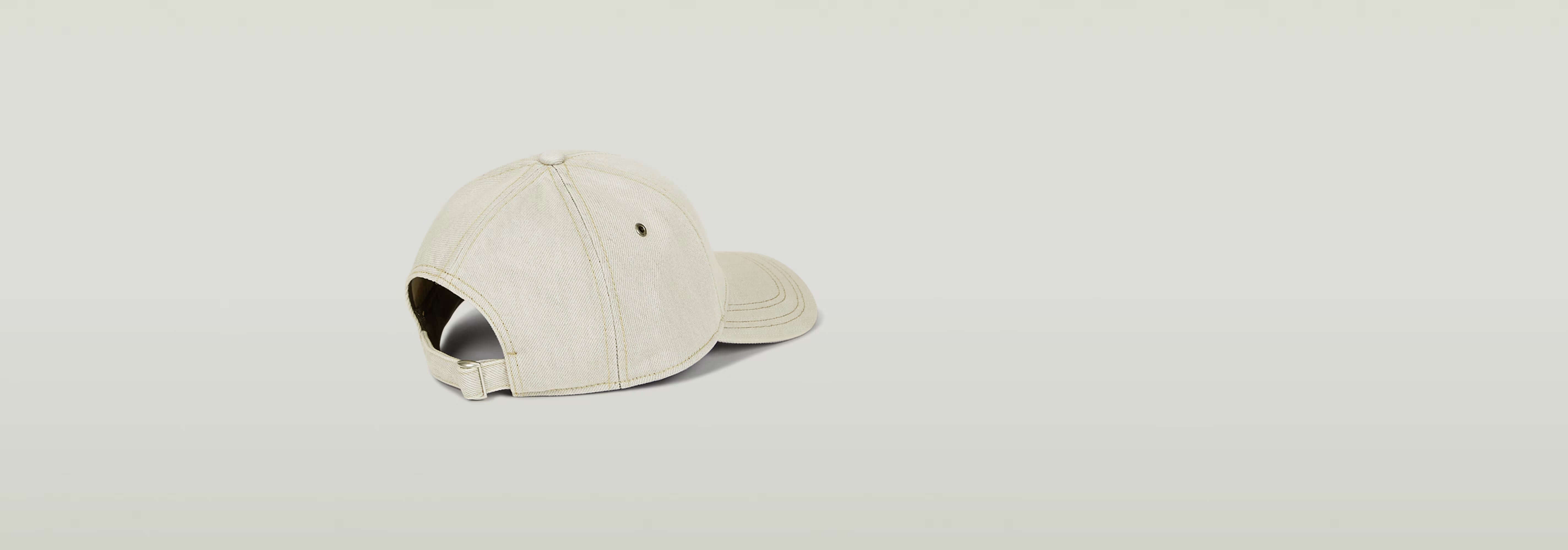 Gorra Originals Baseball vista lateral con visera curvada y cierre de clip en color claro.