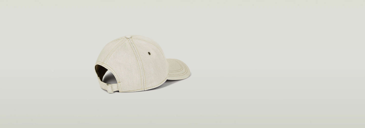 Gorra Originals Baseball vista lateral con visera curvada y cierre de clip en color claro.