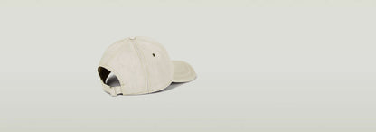 Gorra Originals Baseball vista lateral con visera curvada y cierre de clip en color claro.