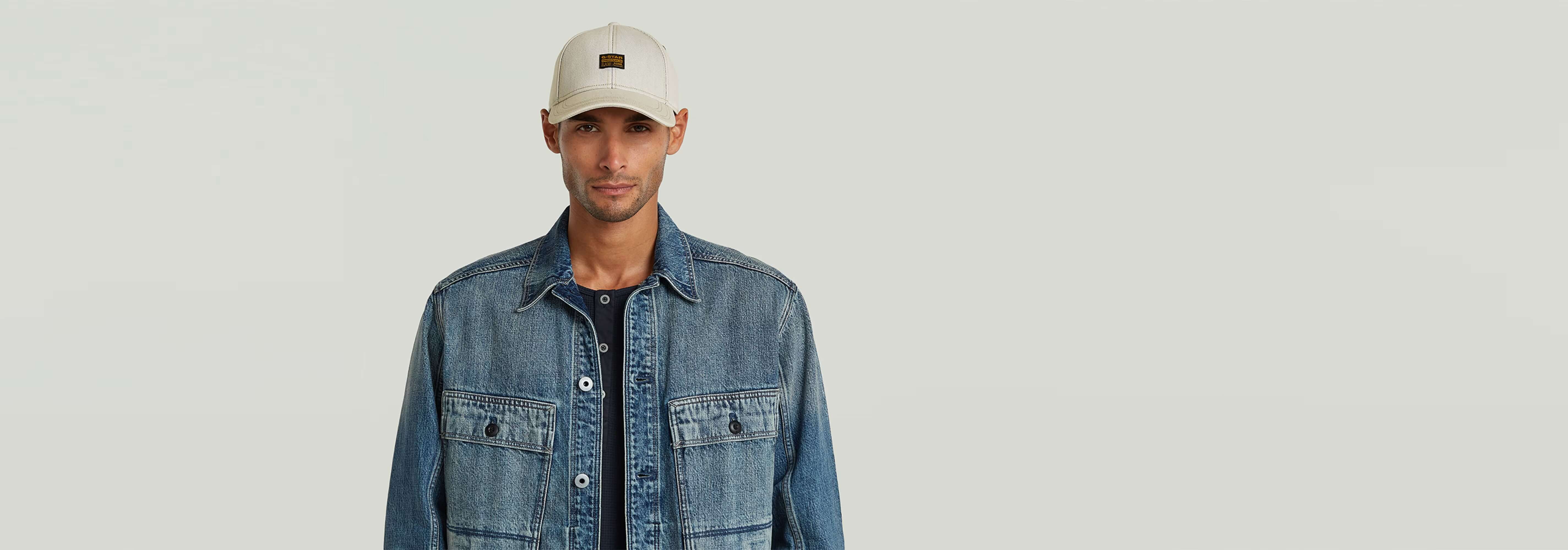 Hombre usando gorra Originals Baseball combinada con chaqueta de denim G-STAR.