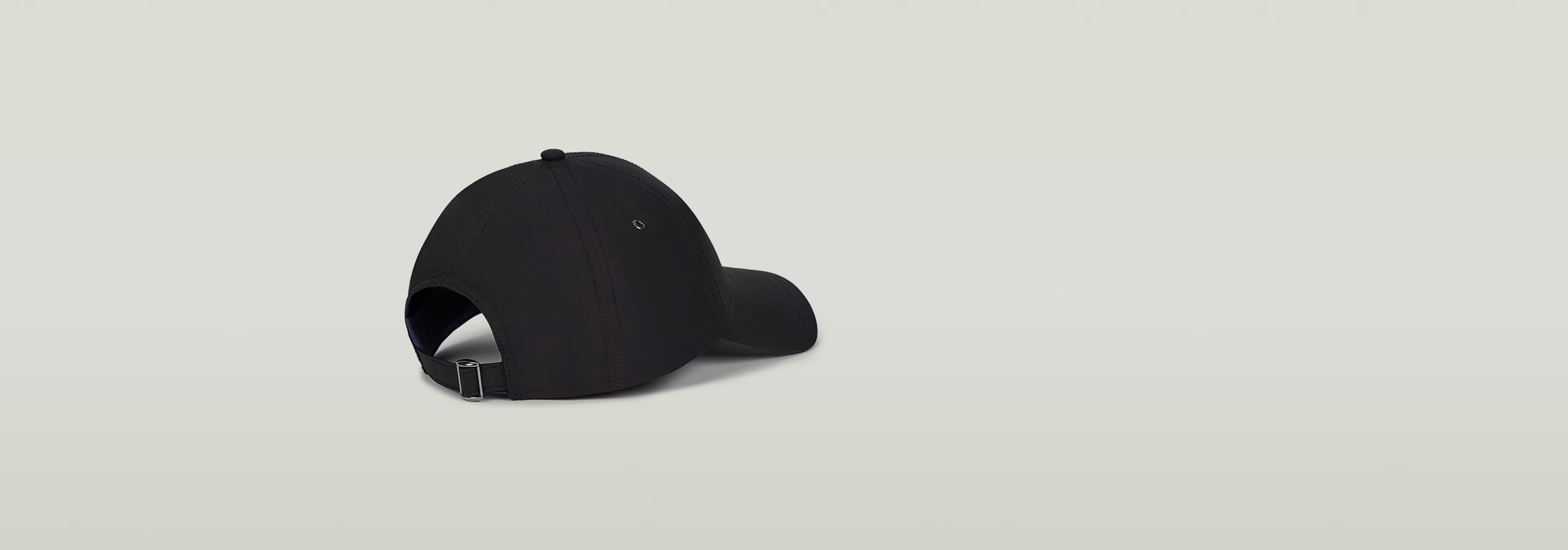 Gorra Originals Baseball negra con visera curvada y cierre ajustable, vista desde atrás.