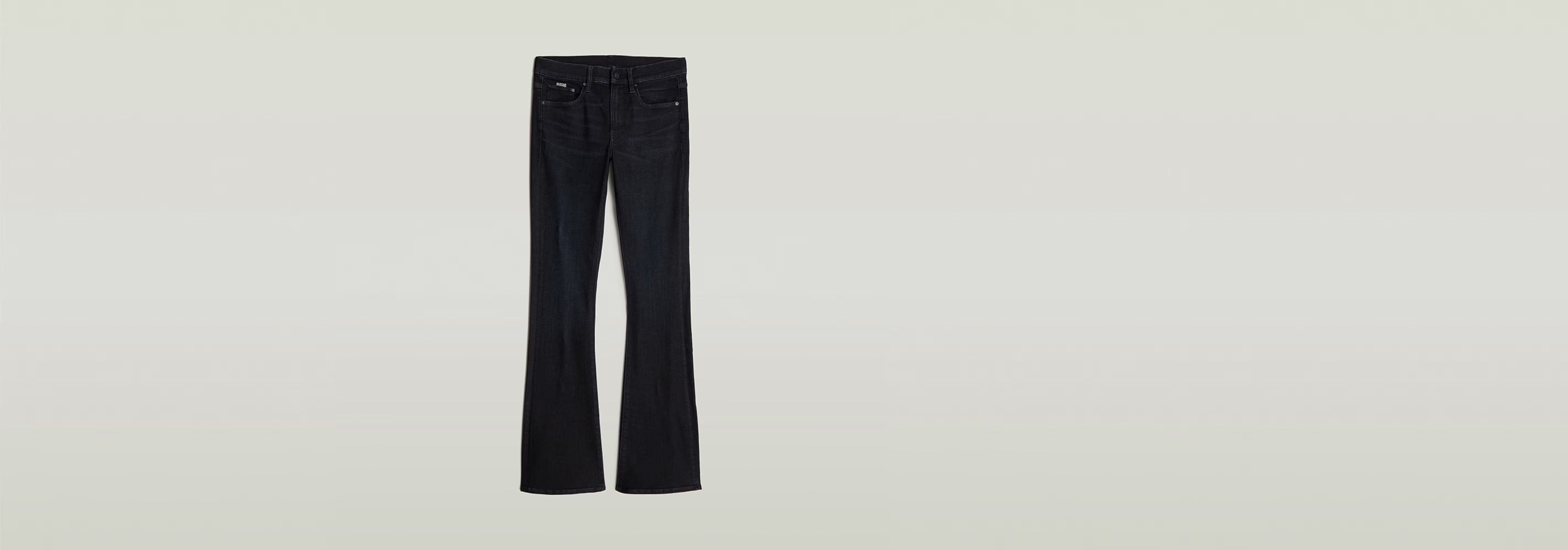 Jeans 3301 Flare en color negro con corte acampanado, inspirado en los años 70, tiro medio y ajuste en el muslo.