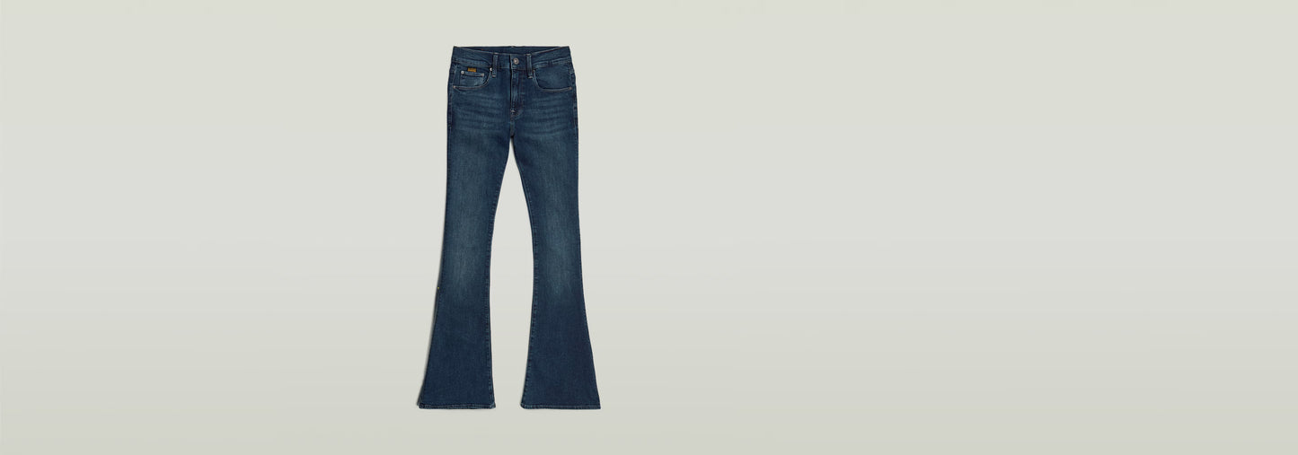 Jeans 3301 Flare en color azul oscuro con diseño de pierna acampanada
