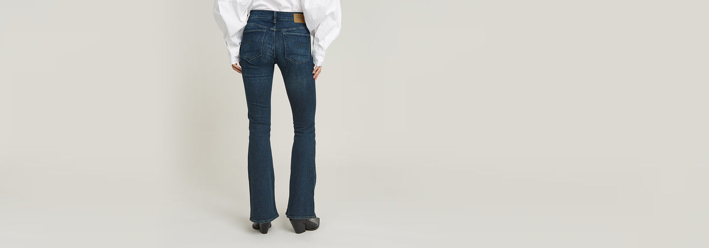 Jeans 3301 Flare mostrando la parte posterior, diseño estilo años 70, ajuste medio y ensanchado desde la rodilla.