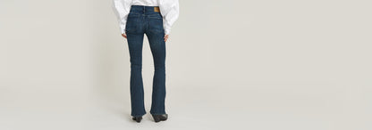 Jeans 3301 Flare mostrando la parte posterior, diseño estilo años 70, ajuste medio y ensanchado desde la rodilla.