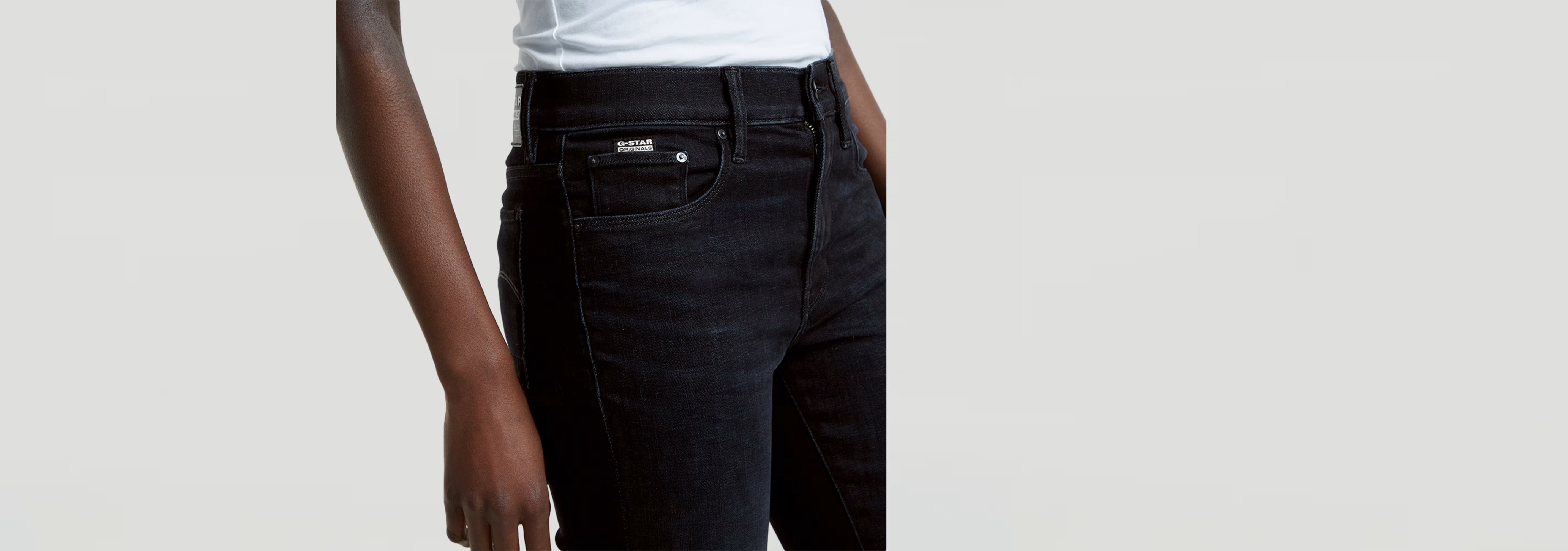 Jeans 3301 Flare en color negro, modelo de tiro medio con ajuste en el muslo que se ensancha desde la rodilla.