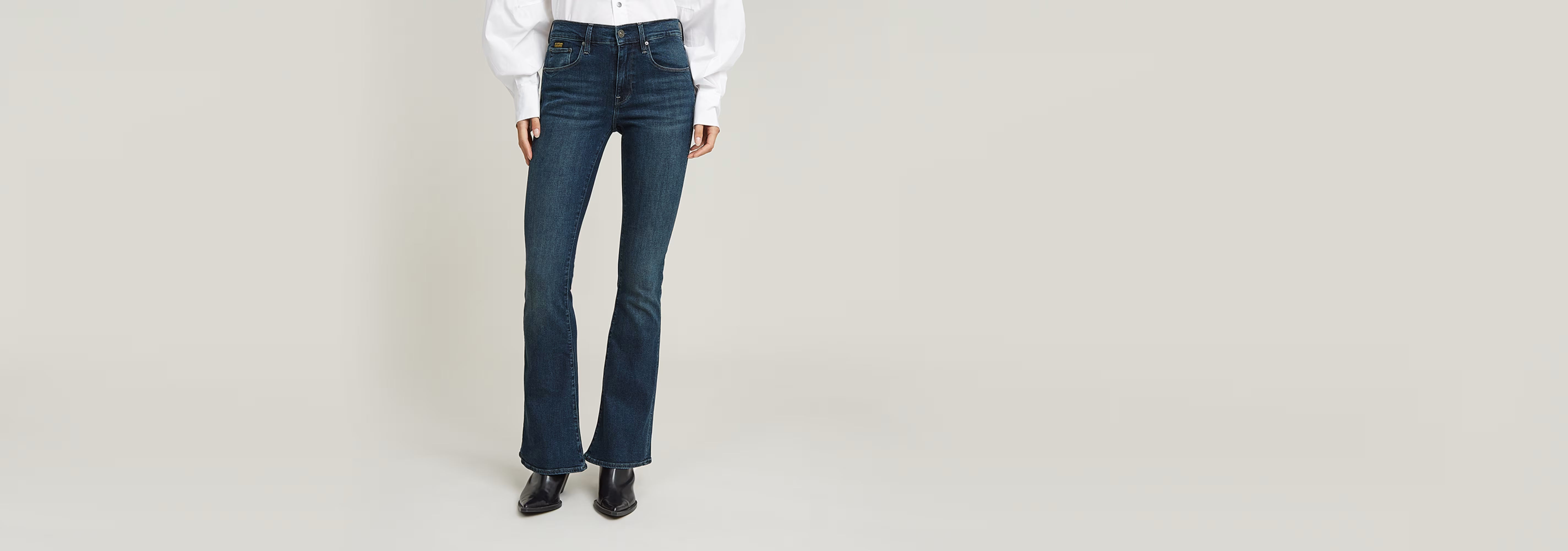 Jeans 3301 Flare modelo con tiro medio y diseño acampanado, color azul oscuro, ideal para un look estilo años 70.