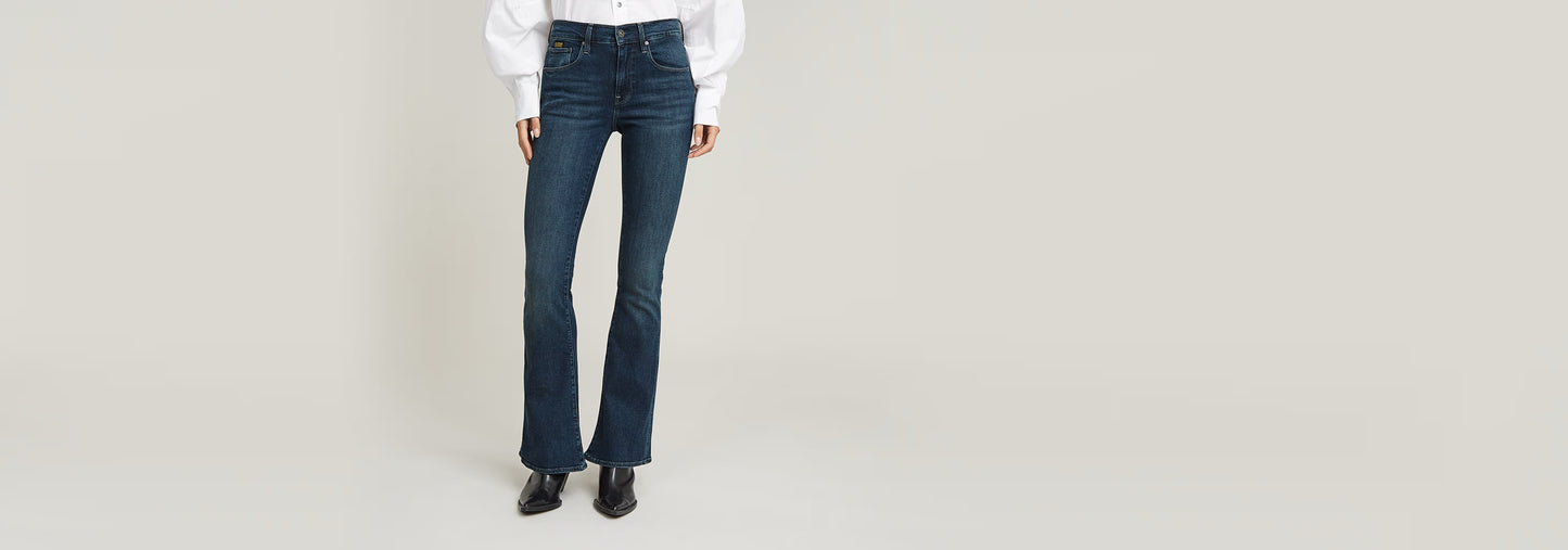 Jeans 3301 Flare modelo con tiro medio y diseño acampanado, color azul oscuro, ideal para un look estilo años 70.