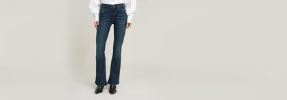 Jeans 3301 Flare modelo con tiro medio y diseño acampanado, color azul oscuro, ideal para un look estilo años 70.