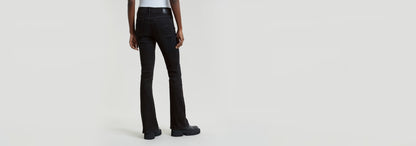 Jeans 3301 Flare desde atrás, mostrando su diseño de tiro medio y ajuste ensanchado desde la rodilla.